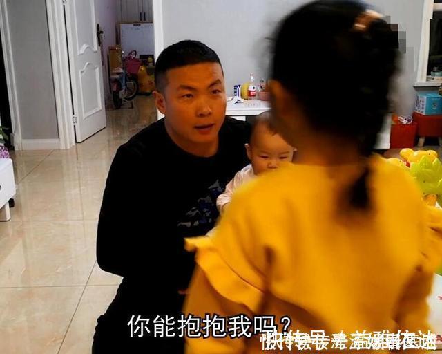 二胎|看见爸爸抱弟弟,女儿小声问:能抱抱我吗?画面让二胎妈妈红了眼