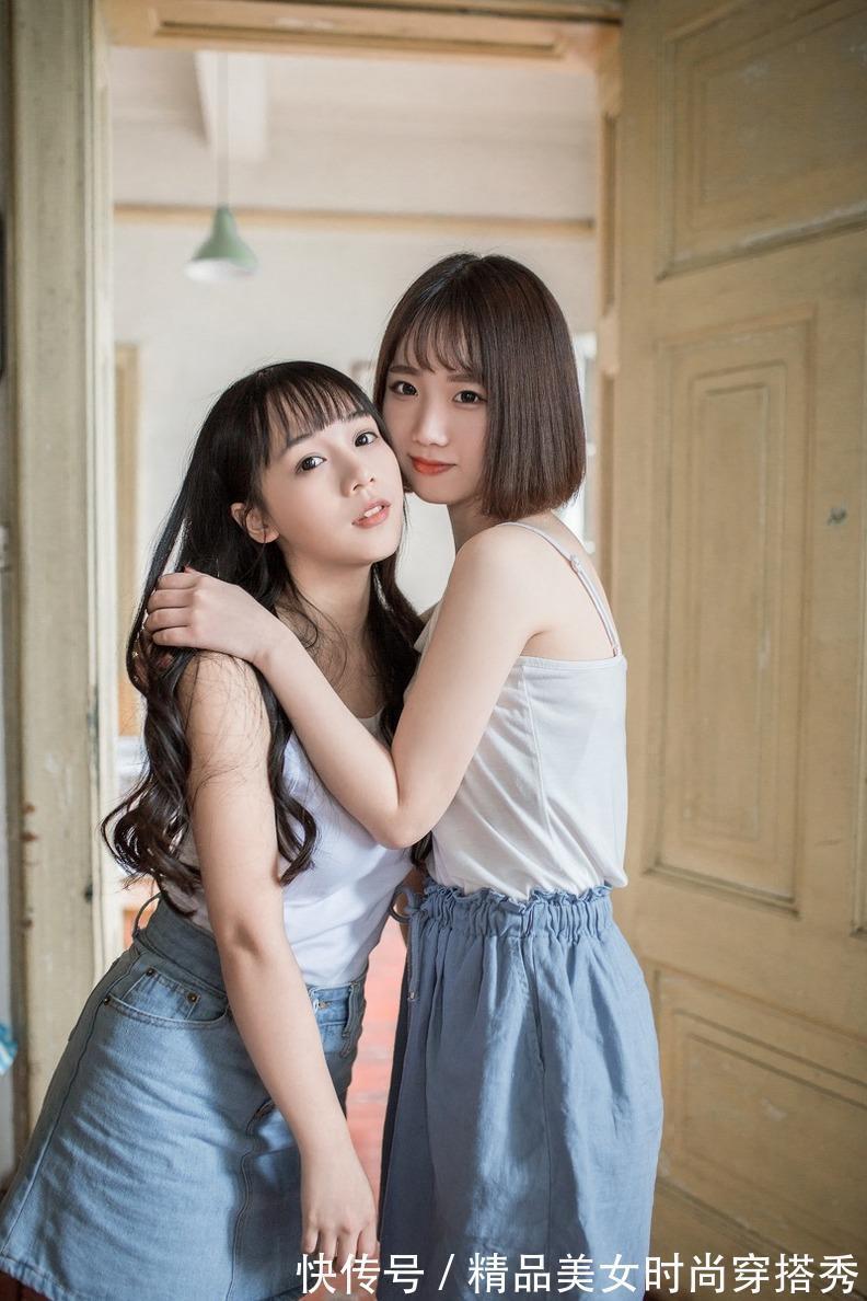 好搭 白色的吊带背心减龄又好搭,下搭简约的牛仔裙,给人简约的时尚感