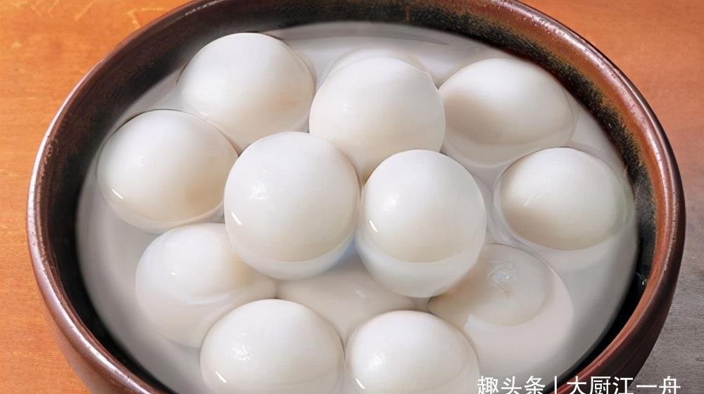 只用清水煮汤圆就错了,教你一招,汤圆煮好后软烂不露馅,真解馋