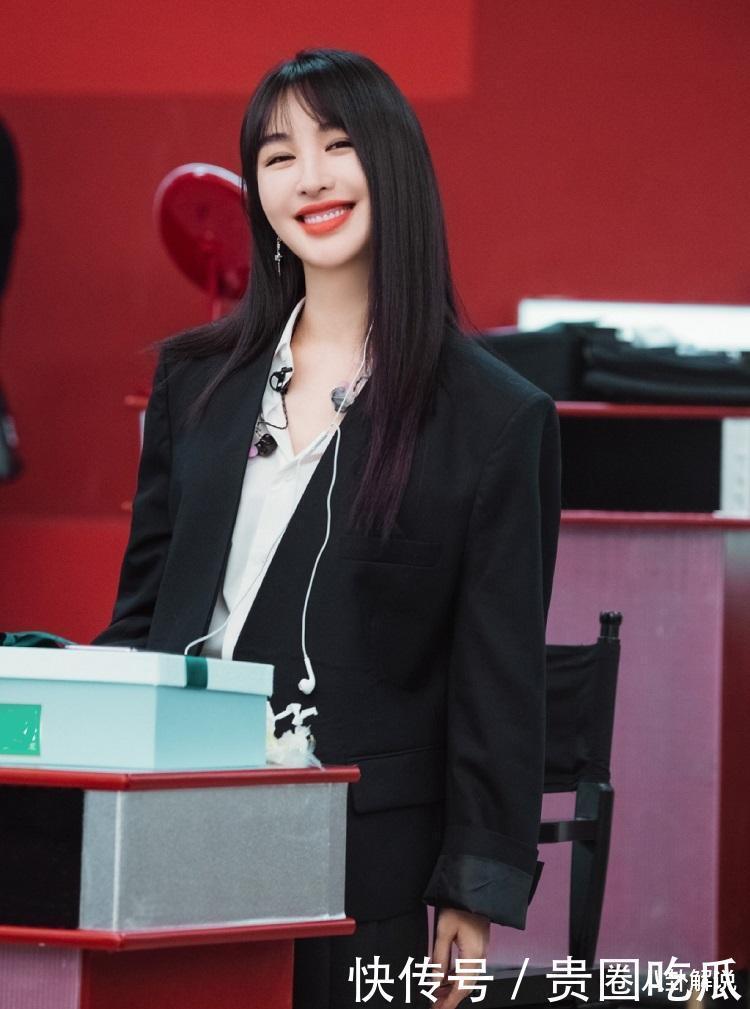 杜华递纸巾差点被黄晓明给抢了，看到李菲儿的反应，避嫌好明显！