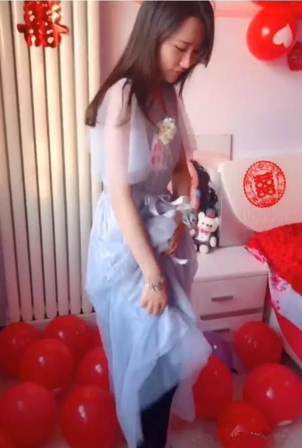 °éÄï|¡°×îÇÀ¾µ°éÄ»ðÁË£¬Ò»¸ö¶¯×÷Òý·¢ÕùÒé£¬ÍøÓÑ£ºÎªÇÀ·çÍ·»í³öÈ¥ÁË