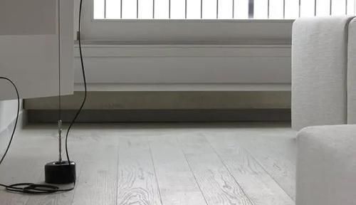 地台|除了沙发,靠墙打10公分悬空地台,来20个客人都坐得下!