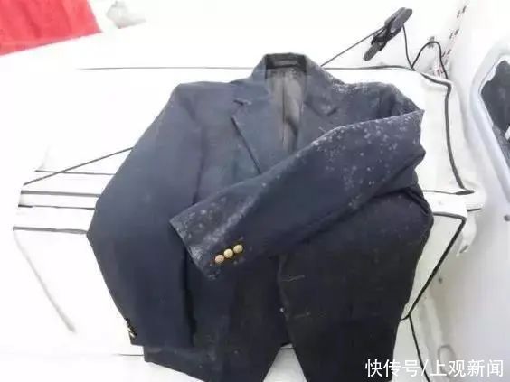 冬天厚衣服脏了，先别着急洗，试试这些方法，实用