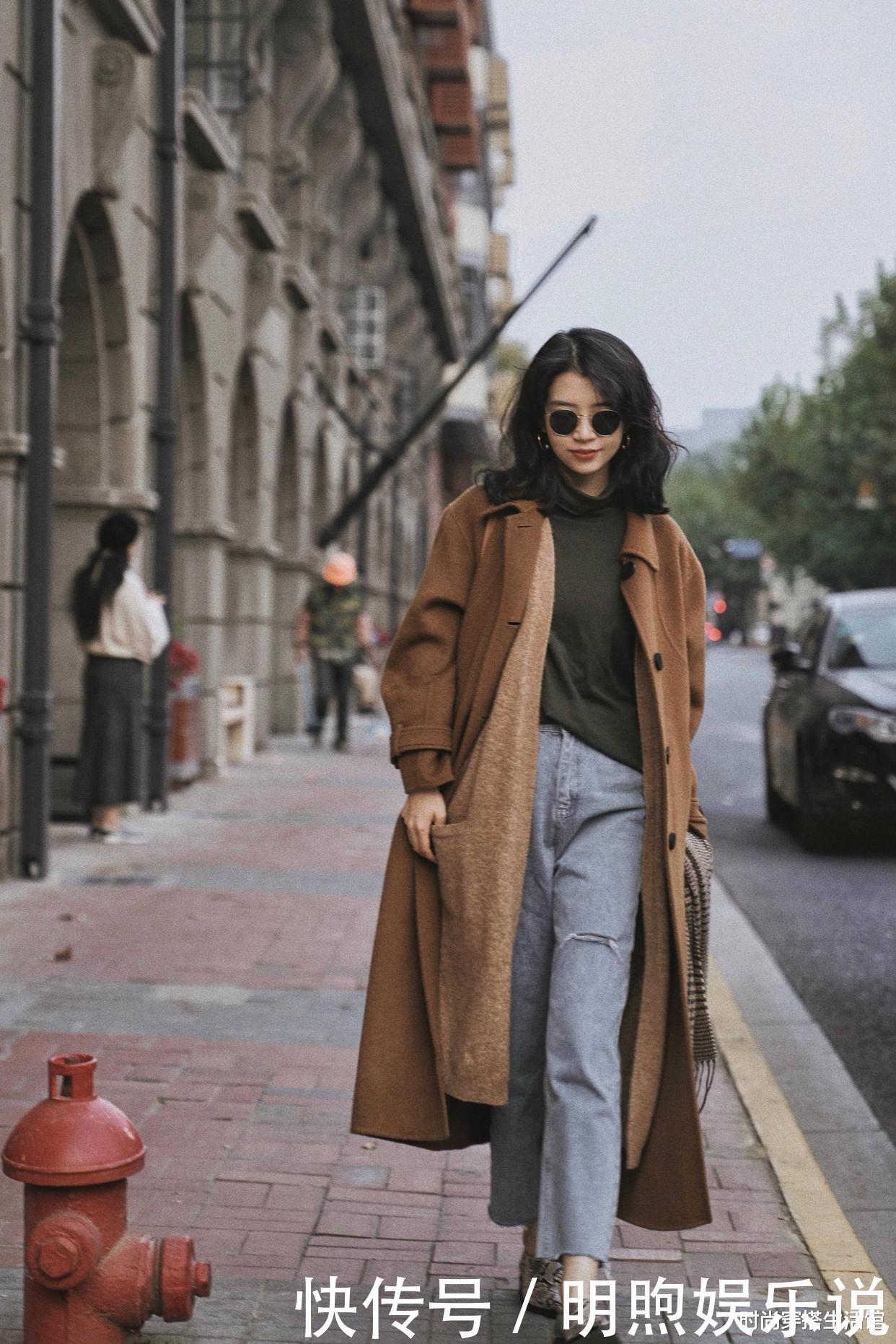 大衣下面别穿小脚裤,显矮!瞧三木这样穿,显高又保暖