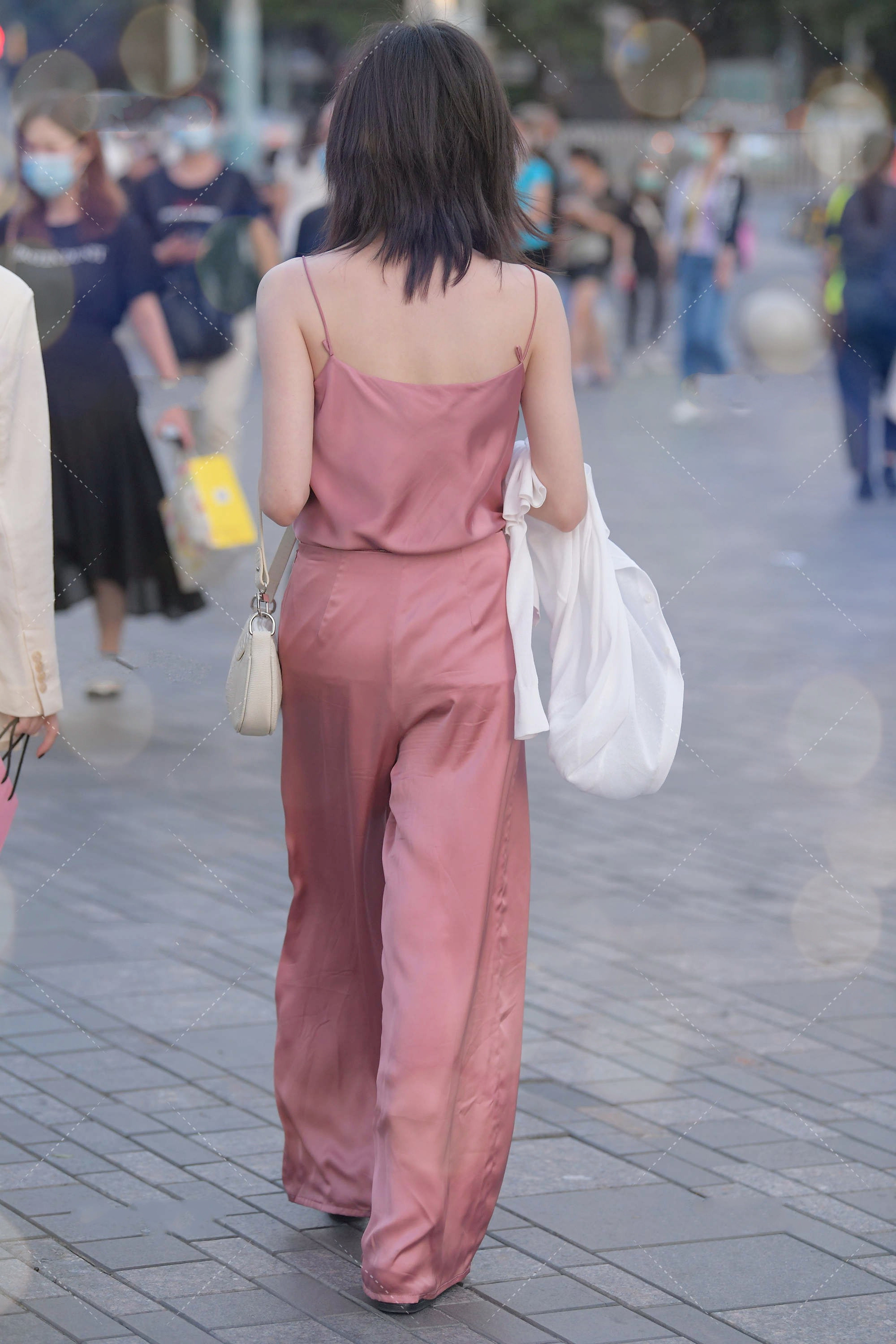 粉色真丝套装外搭白色针织衫,质感轻薄,高级优雅