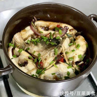 鲈鱼不止可以清蒸,这么做大人小孩抢着吃,酱香浓郁,回味无穷