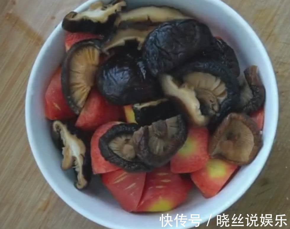 葱段|排骨不要炖土豆了，媳妇给里面倒了一碗面粉，老公不够吃了