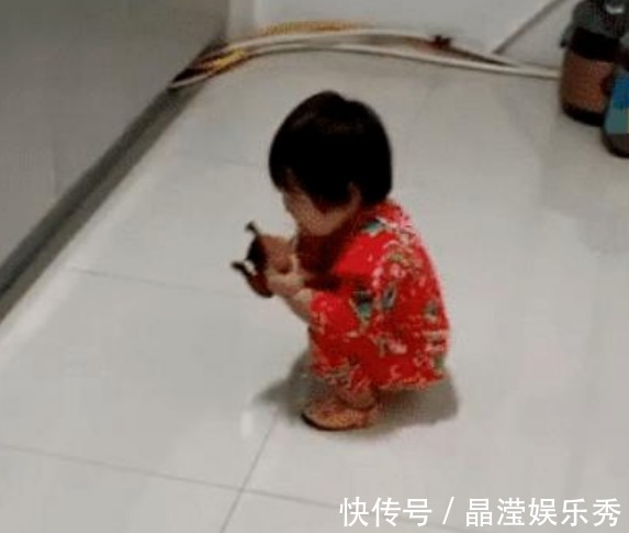 宝宝|10岁男孩半夜偷做宵夜,妈妈掐着时间来“混饭”,堪称吃货母子