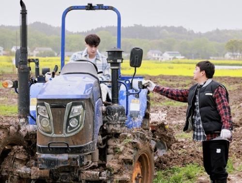 《向往5》第二期最新合照，仓库开仓放粮，张艺兴摔在泥地里？