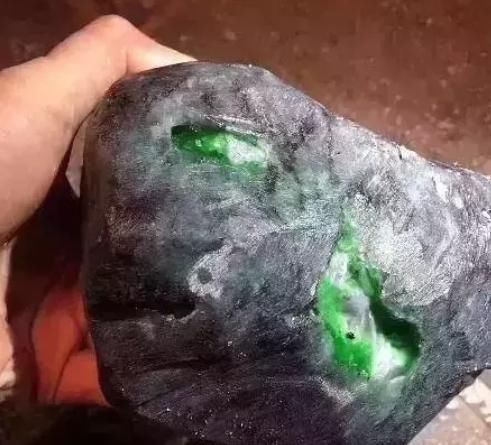 石膏|200万翡翠原石一刀切下去,帝王绿看不到,现一块块石膏