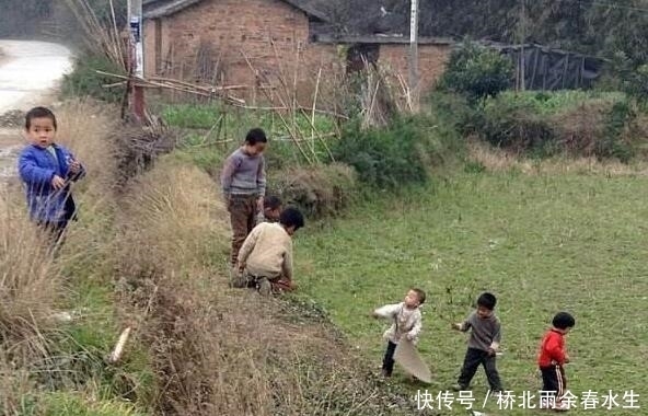 双胞胎宝宝分开养,城里妈妈带的还不会走,乡下奶奶带的撵着鸡跑