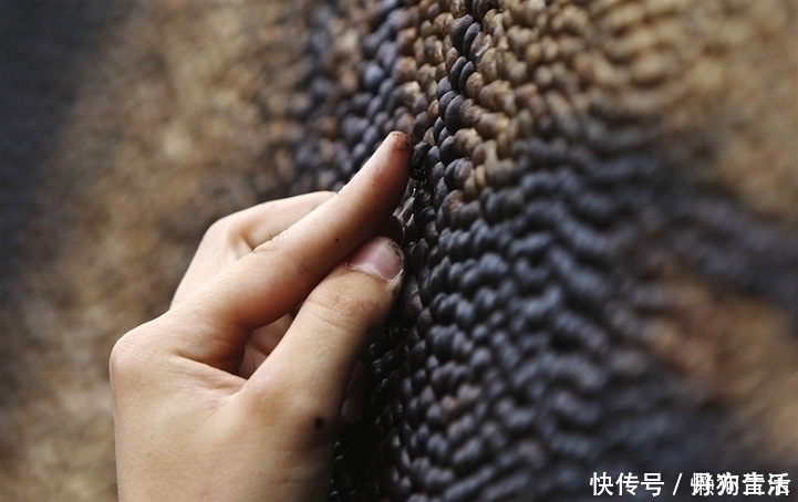 肖像画|画家将200多万颗咖啡豆粘在墙上,组成一幅肖像画,网友:土豪
