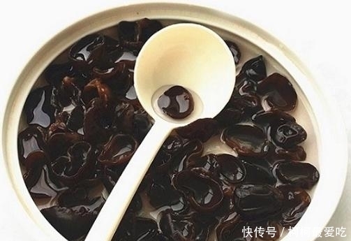原来泡木耳这么简单,掌握好2个窍门,5分钟泡好,木耳饱满又滑嫩