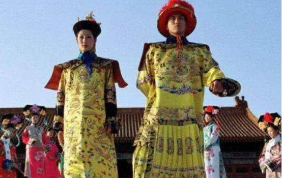 皇帝|皇子对老师讲：我当了皇帝一定杀了你，结果皇帝老爹一脚将其踢死