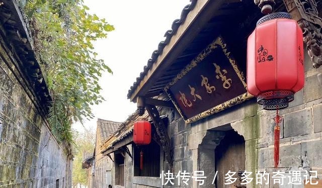 游客|四川有一千年古镇，有着长江第一古镇的美誉，但白肉白酒最吸睛！
