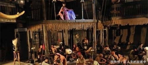 古人在客栈吃饭,随手抛下银两就走,小二为何不数,还笑开了花?