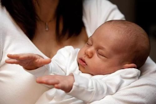 圆圆|为什么新生儿抱着睡得香，放下就醒呢？这三大原因，宝妈要知晓！