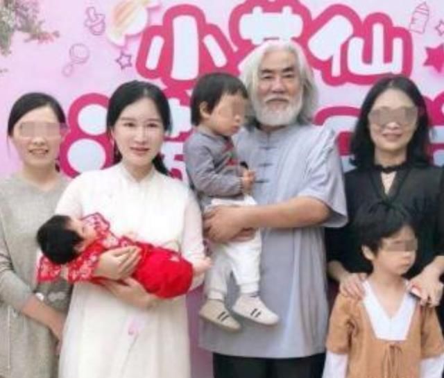 杜星霖被张纪中霸气搂怀，小31岁妻子满面春光，2胎仍小鸟依人