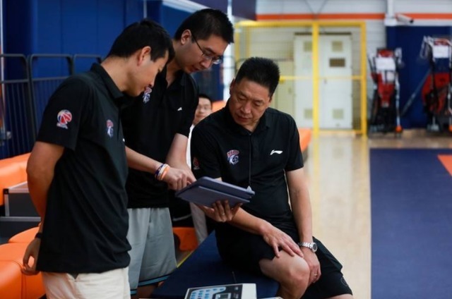 李春江|上海男篮正式开练!李春江不留情面,2米10中锋加入,寻找新外援