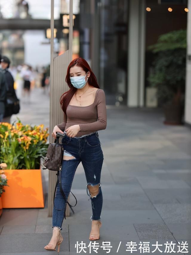 秋季,破洞牛仔裤,依旧实力担当,穿出了美的身姿,婀娜又美丽