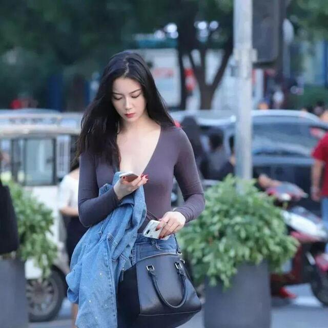 穿搭|美女街拍白色吊带裙搭配跟鞋，街头格外耀眼！
