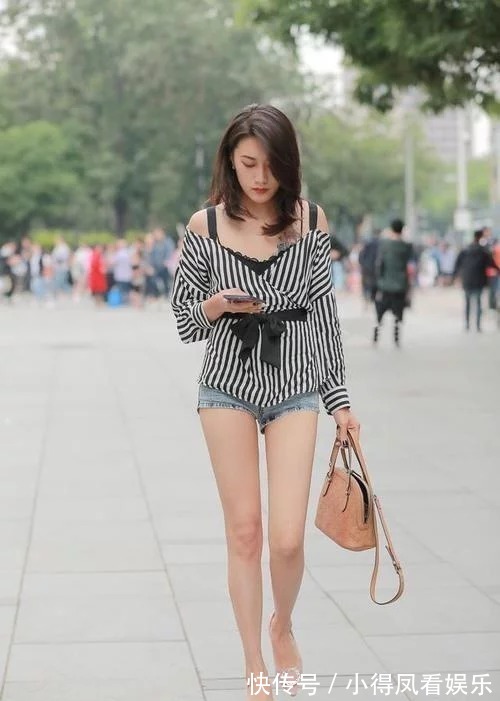 撩人|街拍:身材高挑的美女,长发飘飘,有点撩人