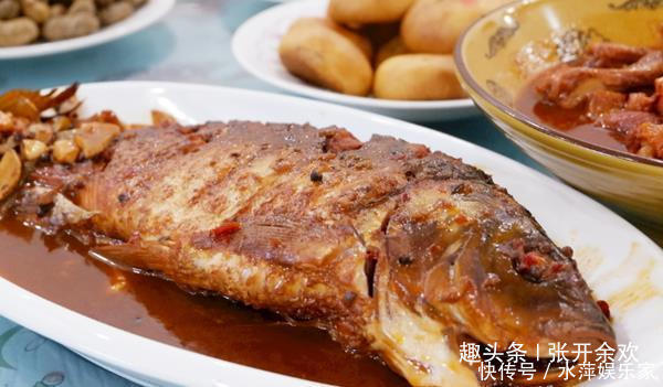 炖鱼时,加醋加酒去腥是大错特错,放“它”才正确,一点都不腥