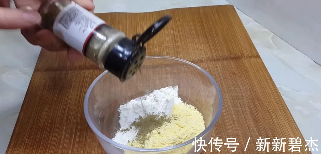 我家烙饼从来不早起,冰箱里一放,比手抓饼好吃,一次四个不够吃