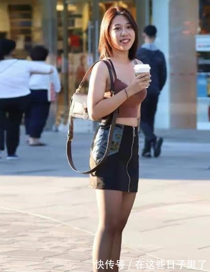 短裙 棕色吊带背心搭配皮短裙，俏皮可爱，层次感十足！