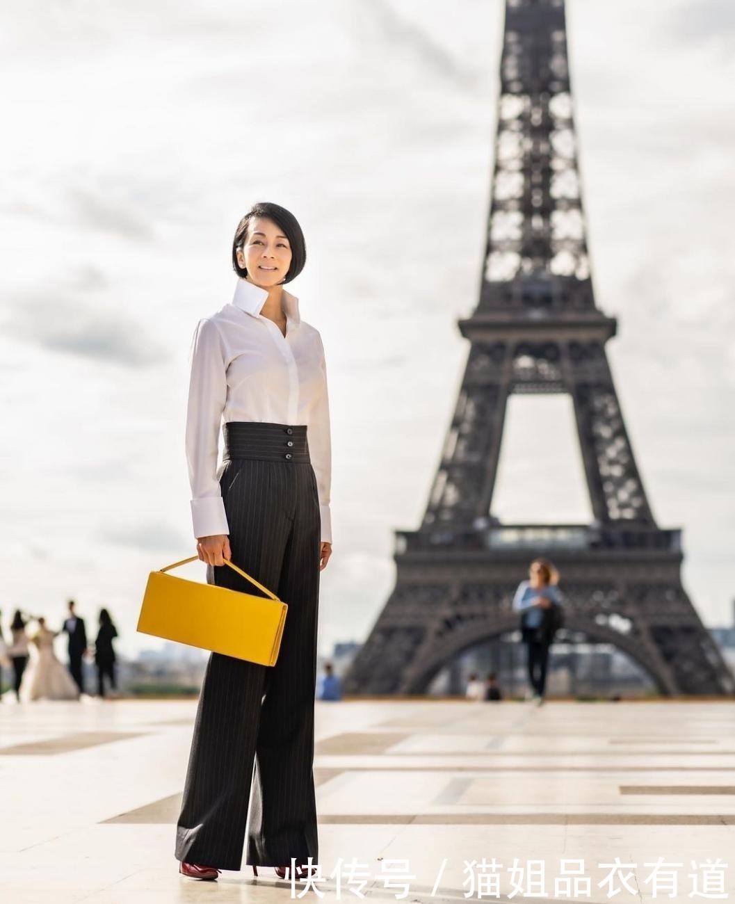谁说53岁就是奶奶？看看这位大龄博主的优雅穿搭，揭露时髦真相