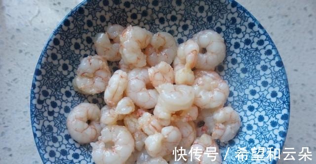 这种让人垂涎欲滴的虾的做法，金牌虾仁面筋，美味可口超好吃！