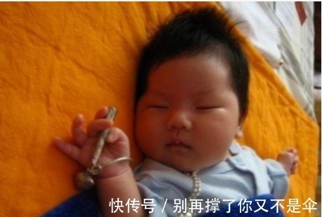 手镯|妈妈发现1岁宝宝手镯发亮,医院体检后,结果让家人蒙了