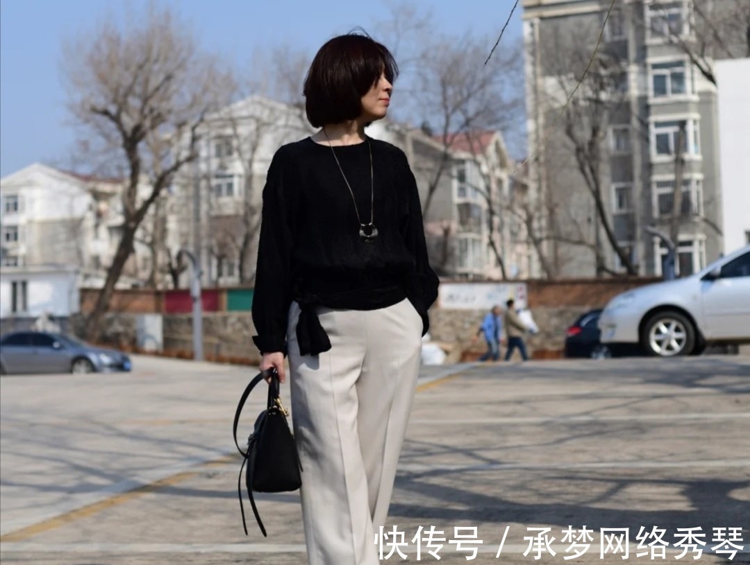卡其色 五十多岁的女人,要学会这三种搭配技巧,即使没有高颜值也很出彩