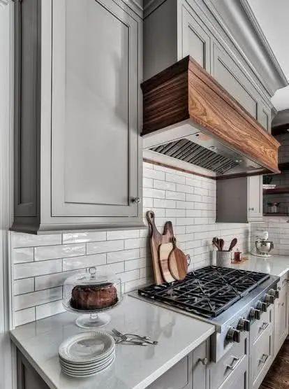 装修|厨房装修可别忽略了!灶台与吊柜中间贴层瓷砖做后挡板,太实用