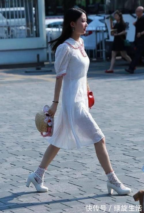 高跟鞋|小姐姐脚上穿搭上一双优雅的高跟鞋,让她的姿态犹如仙女般的气质