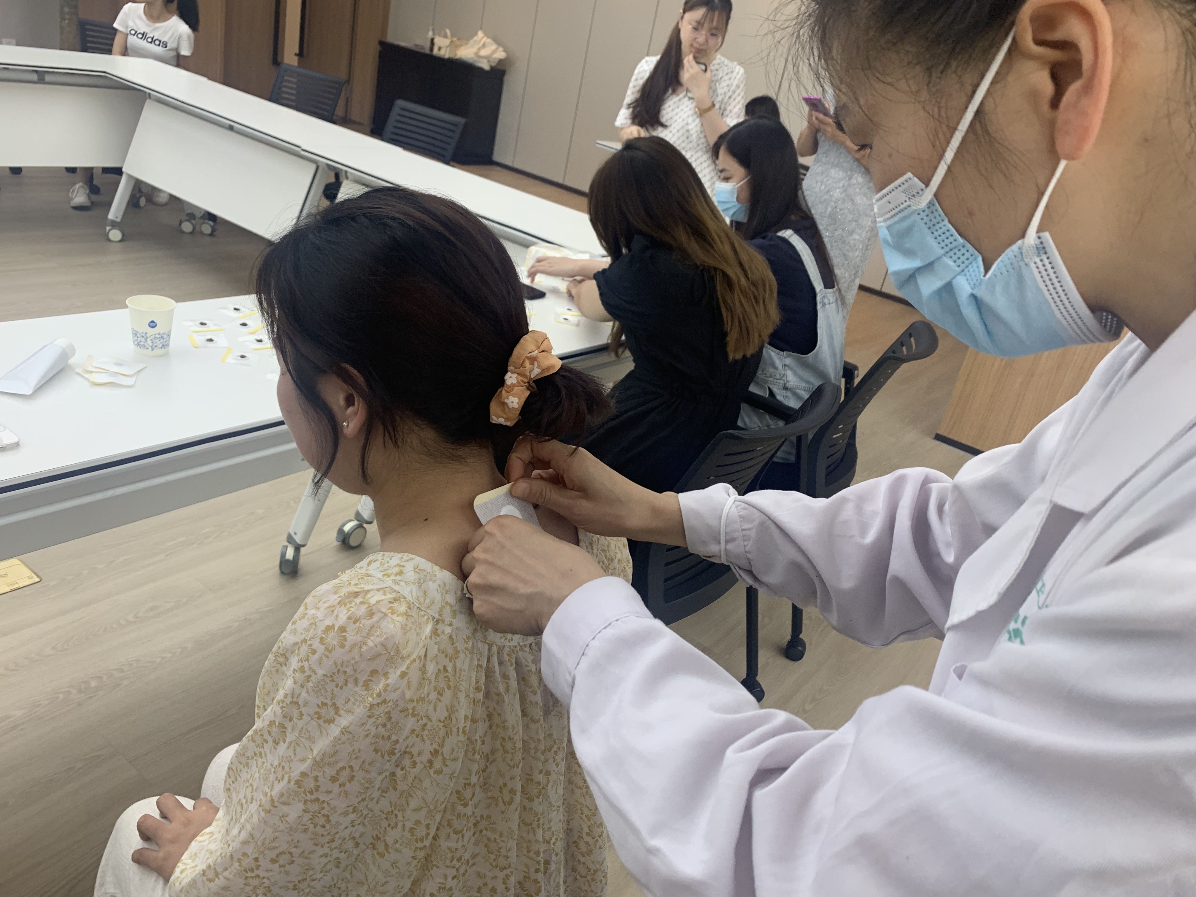 办实事|鹿城新闻网丨冬病夏治正当时!区总工会开展“三伏贴”送健康活动