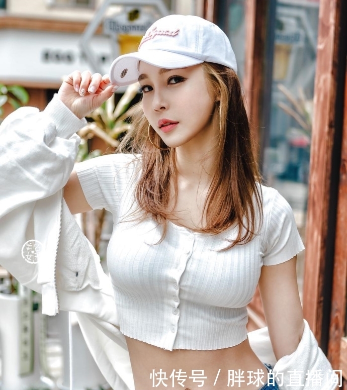 紧身|时尚穿搭:紧身牛仔裤小姐姐,气质光鲜靓丽大方!