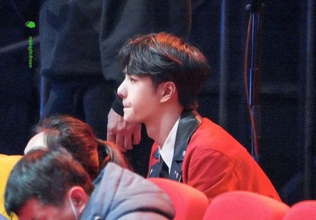 王一博综艺3月5日播出，和黄子韬互动有爱，紫色小啵终于要来了吗