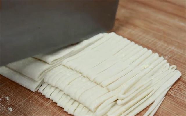 这才是北方人最拿手的手擀面做法,手工做的比机器压的还要好