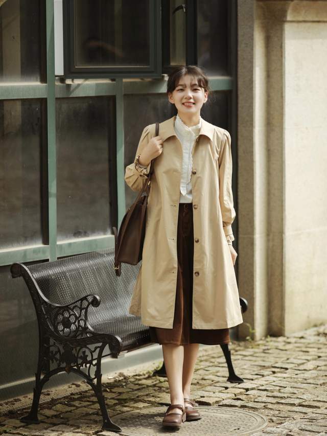 穿搭|秋天不知道该穿什么外套?这4件风衣就够了,适合30岁的女人借鉴