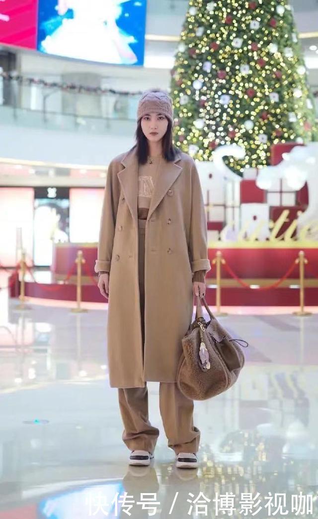 今年火了一种穿搭,叫做“大衣+长裤”,最适合小个子,很显高