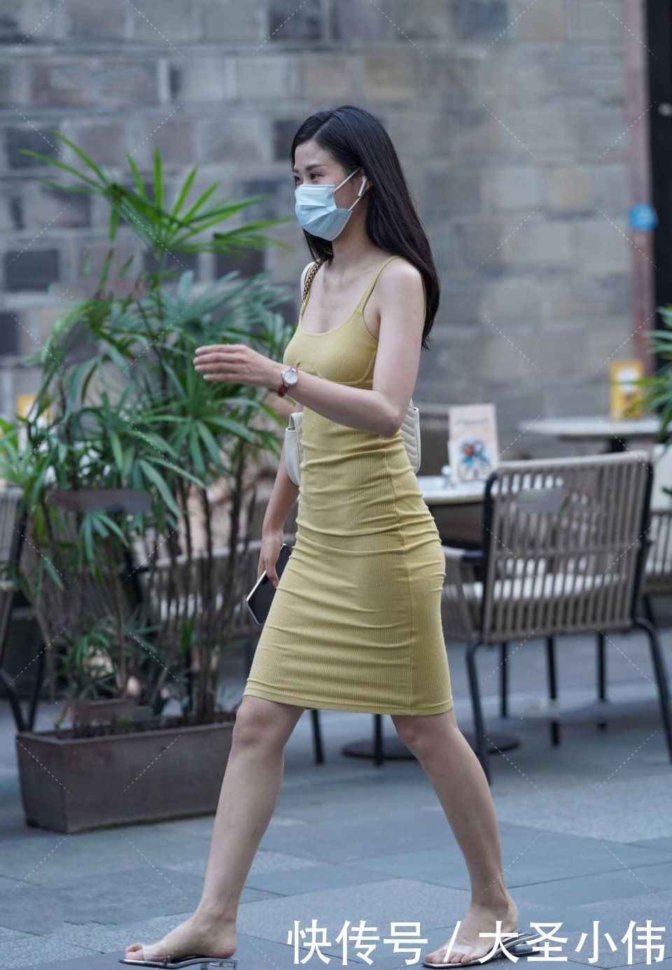 版型|美女街拍:姐姐的气质真是“仙女”!非常典型的瓜子脸,一看就是大家闺秀