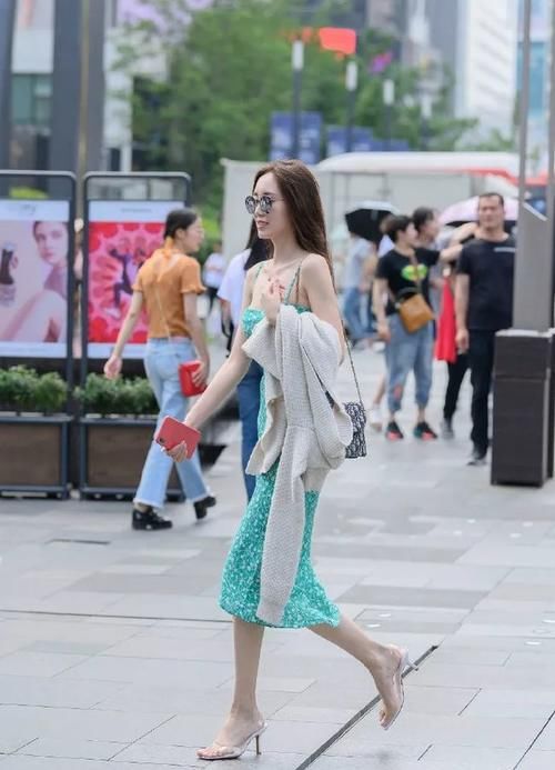 街拍：女生简约搭配，高跟鞋穿出时尚姿态