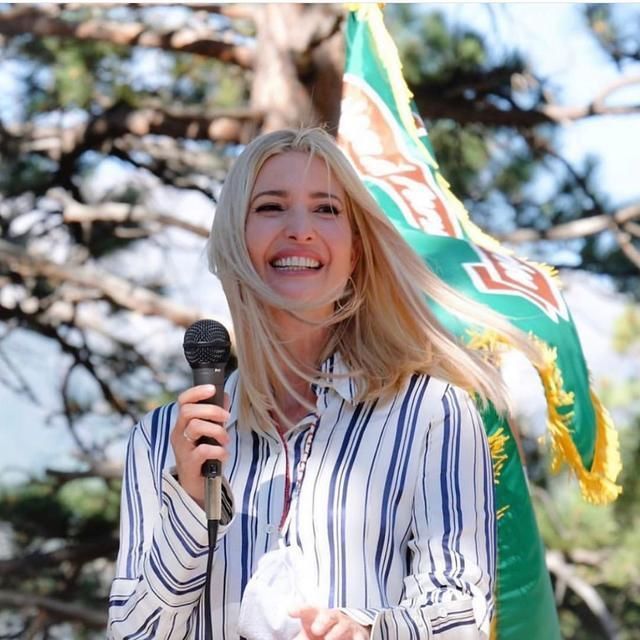 伊万卡气质全开!穿条纹衬衫搭配牛仔裤高贵洋气，意外穿出高级感