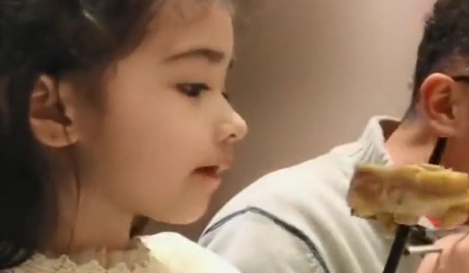 不愿意|老外爷爷跨国来见孙女，一起吃饭的样子太萌了，网友羡慕小姑娘