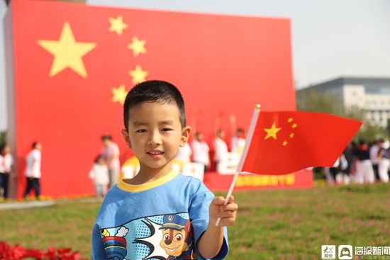 淄博荣耀广场红旗飘扬 热烈庆祝新中国成立72周年|中国红·齐鲁行 | 荣耀广场