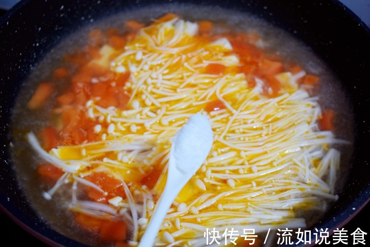 餐桌上不能少了汤,番茄搭配豆腐,酸爽又开胃