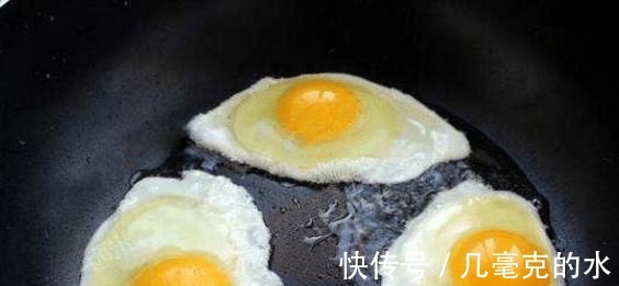 煎荷包蛋时,别直接下油锅了,多加这一步,荷包蛋完整口感还好!