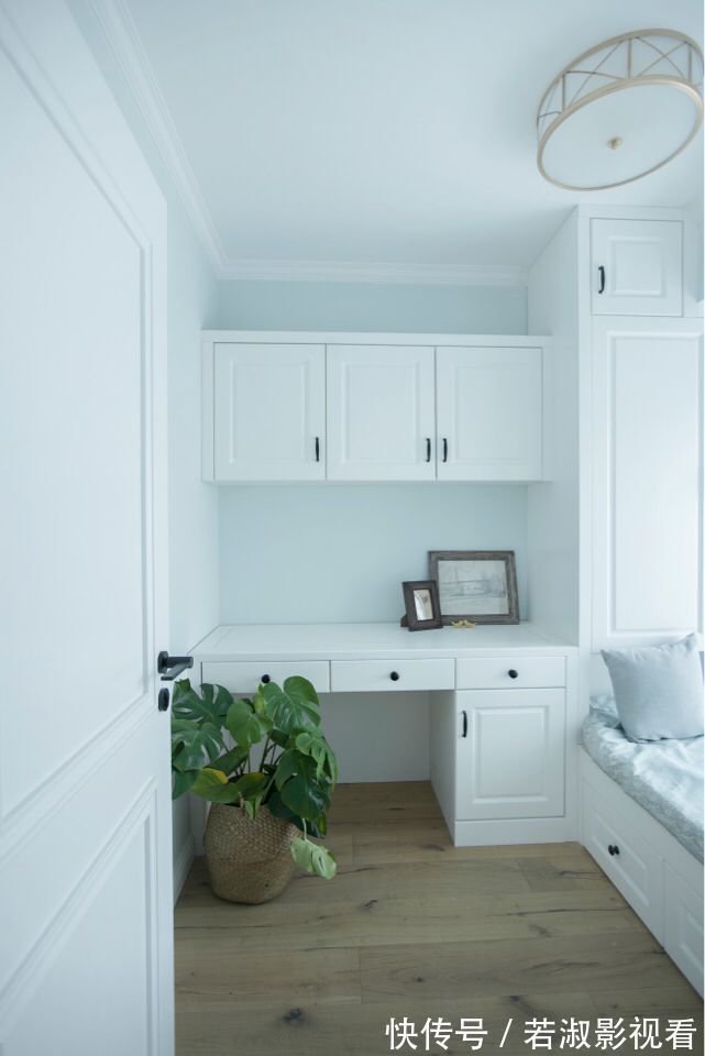 两个人|朋友第一次到新家做客,进屋就被客厅吸引,独特的配色让人称赞