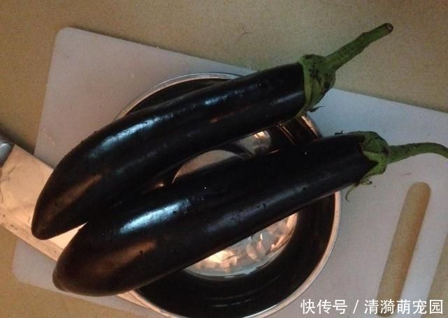 把茄子|炒茄子时,不要傻傻的直接下锅了,这样做省油又好吃